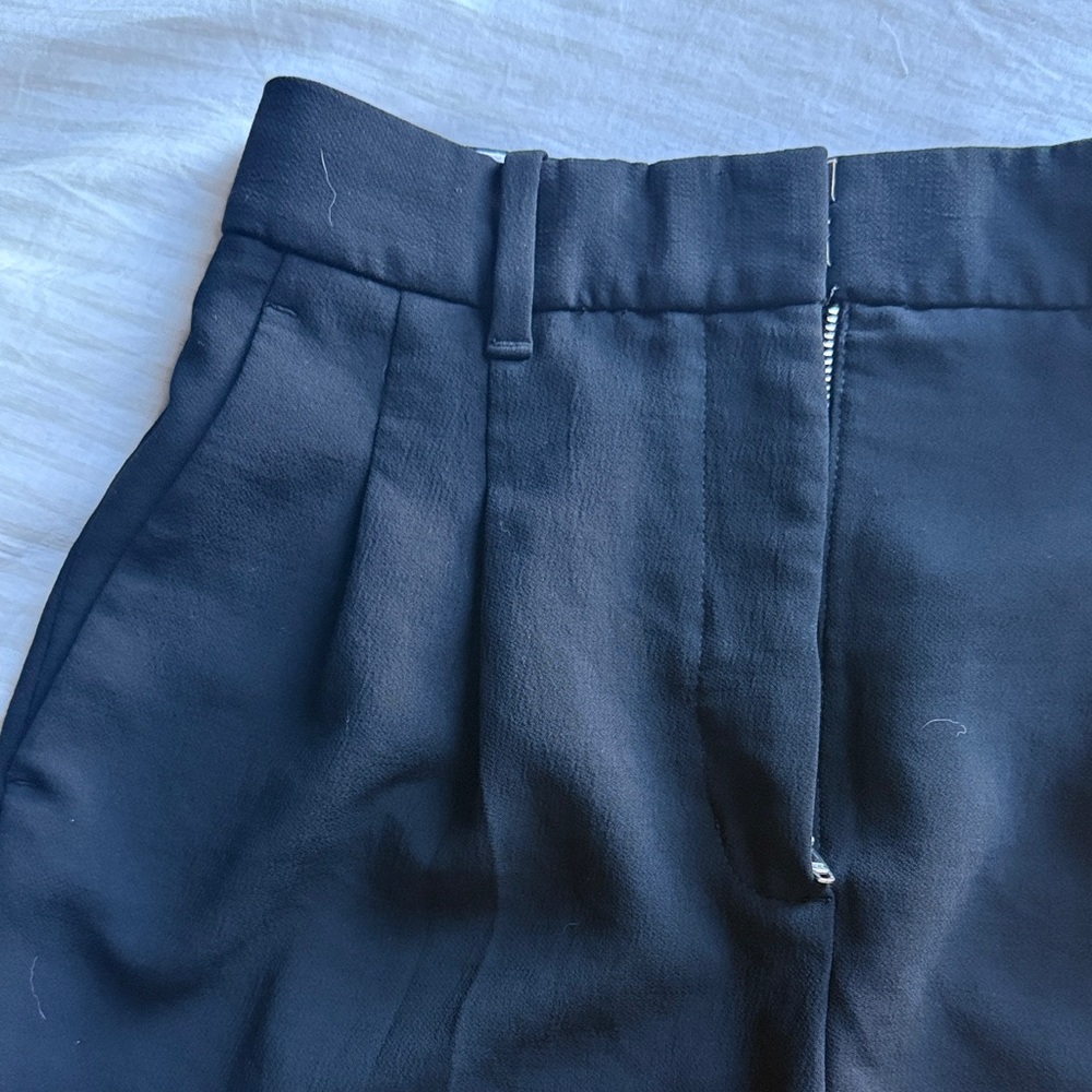 Aritzia effortless shorts - Picture 3 of 4